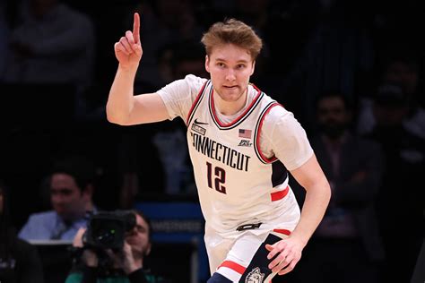 Northwestern vs. UConn Prediction, Best Bet & Odds for Round 2.